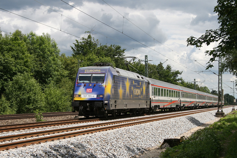 101 101 mit IC 88 am 10.06.2009 in Haar. 