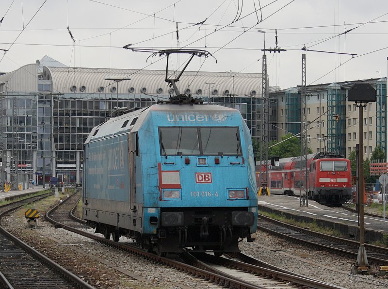 Die 101 016 (Unicef) am 16.05.2009 bei einer Rangierfahrt im