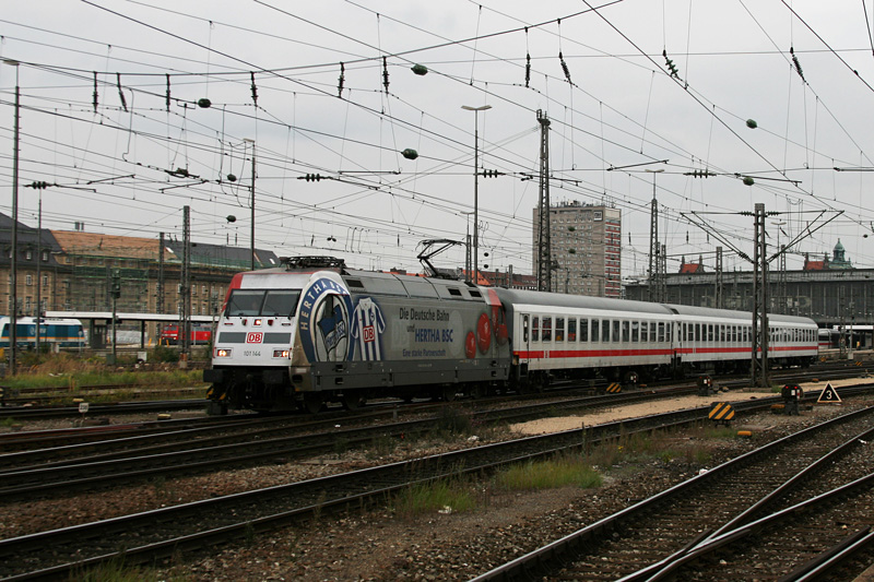 101 144 mit IC 2094 am 2.10.2009 in M�nchen Hbf.