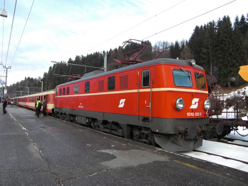 1010.03 ist gerade mit dem SDZ 16094 zur Weltcupabfahrt in