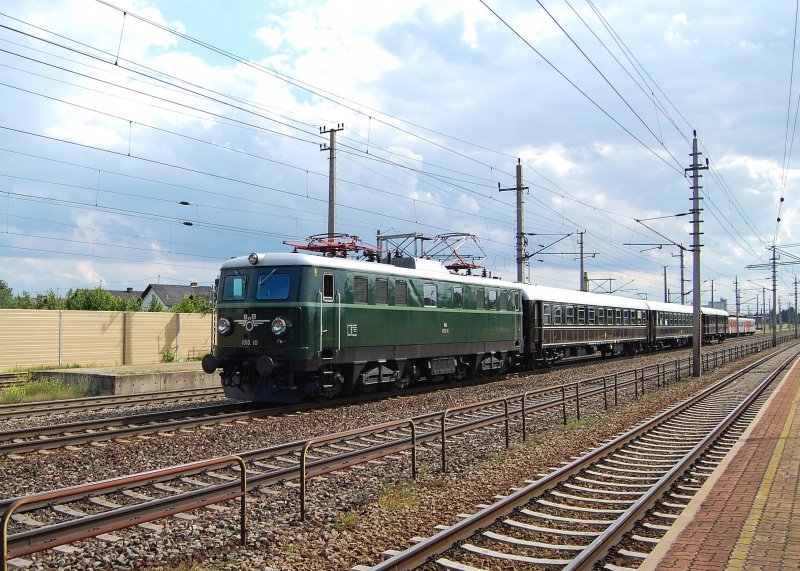 Nostalgielok 1010.10 ist am 11.07.2009
mit dem Majestic Imperator in
Marchtrenk durchgefahren.