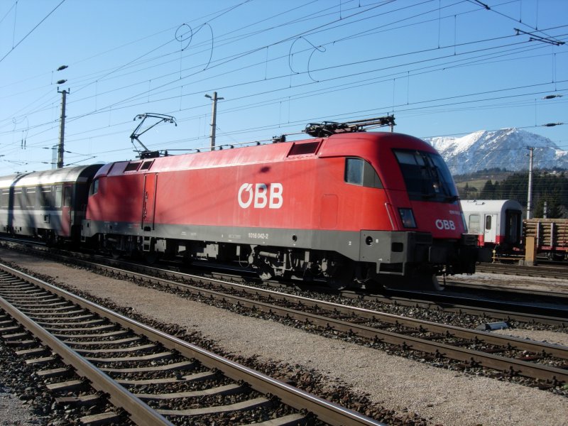 Eine BR 1016 zieht den �BB EC Transalpin von Basel