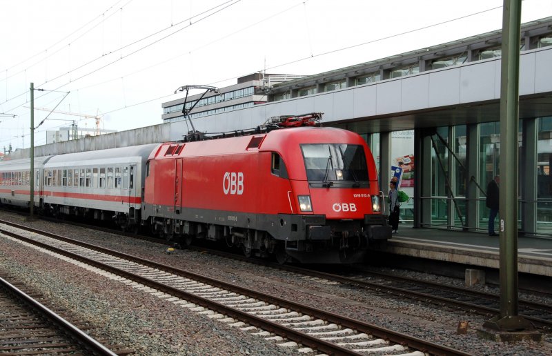 ÖBB 1016 010 Taurus stands at 9:05:09 with IC 2082