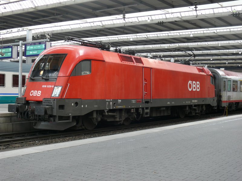 1016 029-9 mit dem IC 69 von M�nchen Hbf nach