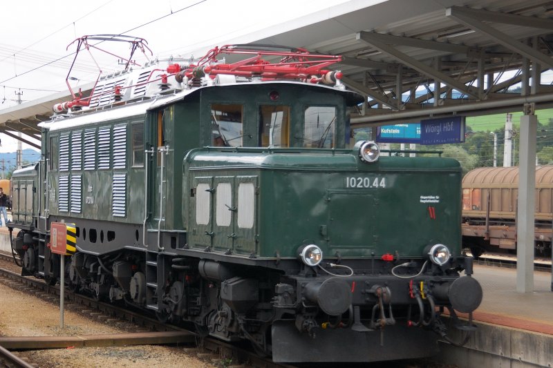 1020.44 als Lokzug auf Fotodurchfahrt durch W�rgl Hbf am 23.