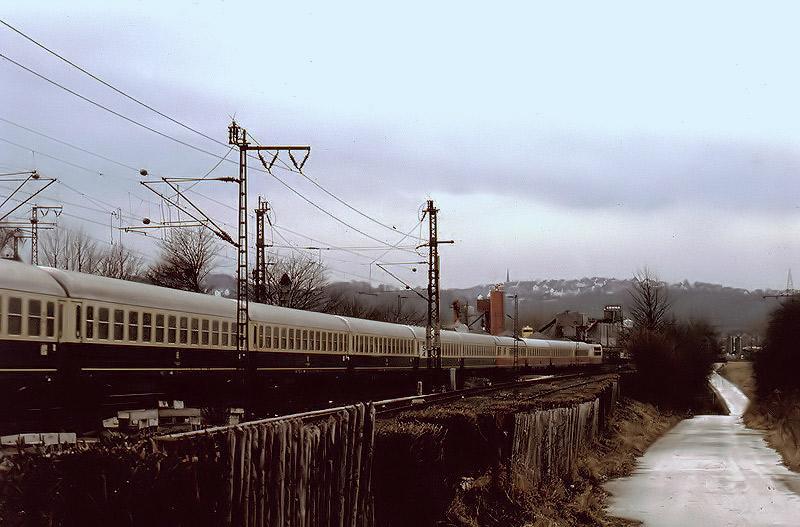 The IC 128 "Münchner Kindl", Munich-Hanover, when passing by Hagen-porch