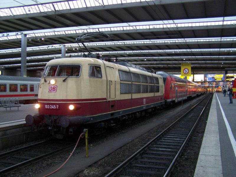 103 245 steht mit dem zus�tzlichen RE 30771 nach Salzburg