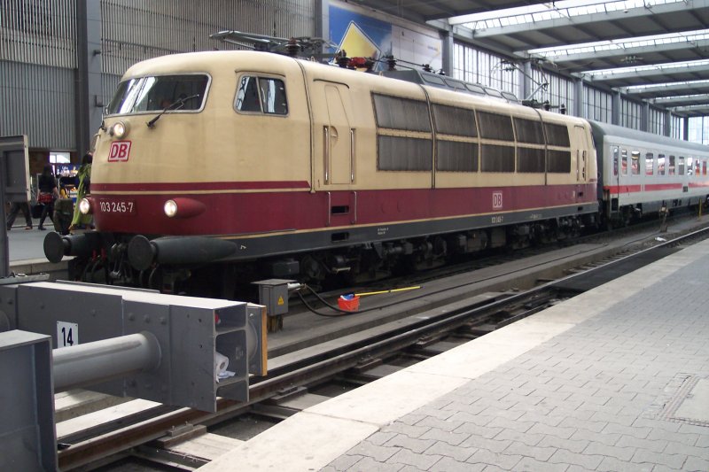 Sonderzug mit 103 245 aus Wien Westbhf. 