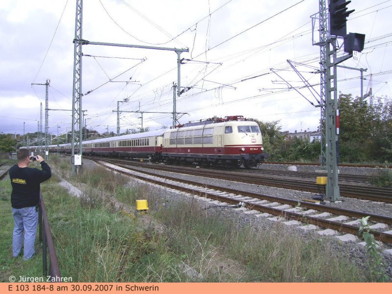 E 103 184-8 durchf�hrt, von R�gen kommend, mit ihrem Sonderzug