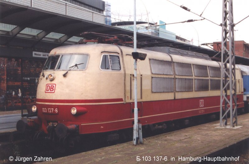 E 103 137-6 in Hamburg-Hauptbahnhof (Sept. 2000) 