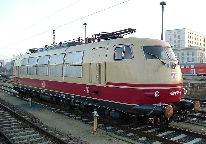 750 003-5 wartete am 15.12.04, in den letzten Sonnestrahlen, im