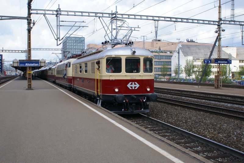 Re 4/4 I 10034 und 103 184-8 stehen nur kurze