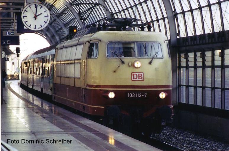 Br.103-113-7 in Berlin Spandau mit einem Messzug am 24.11.2004 um