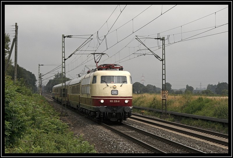 103 235 ist mit dem 91341 nach Posen unterwegs. Aufgenommen