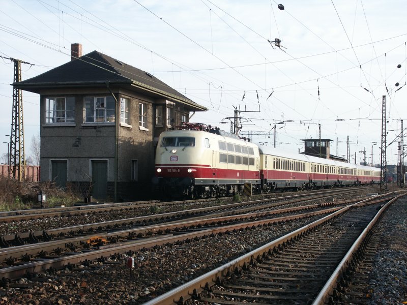 103184-8 move with the Rheingold on an old past the