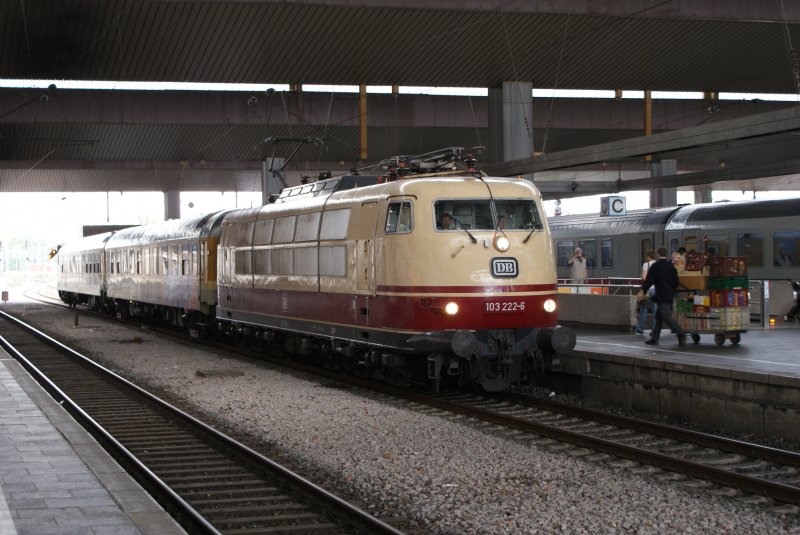 103 222-6 mit Messzug in D�sseldorf Hbf am 26.05.2009 Fotografiert