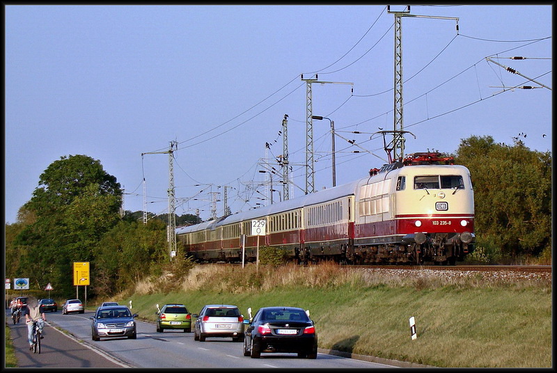 103 235-8 hat seine Fahrg�ste in Binz abgesetzt und verl�sst