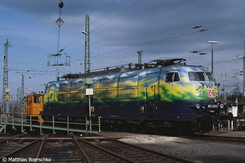 103 220-0 in hmb.Eidelstedt am 04.04.01. 