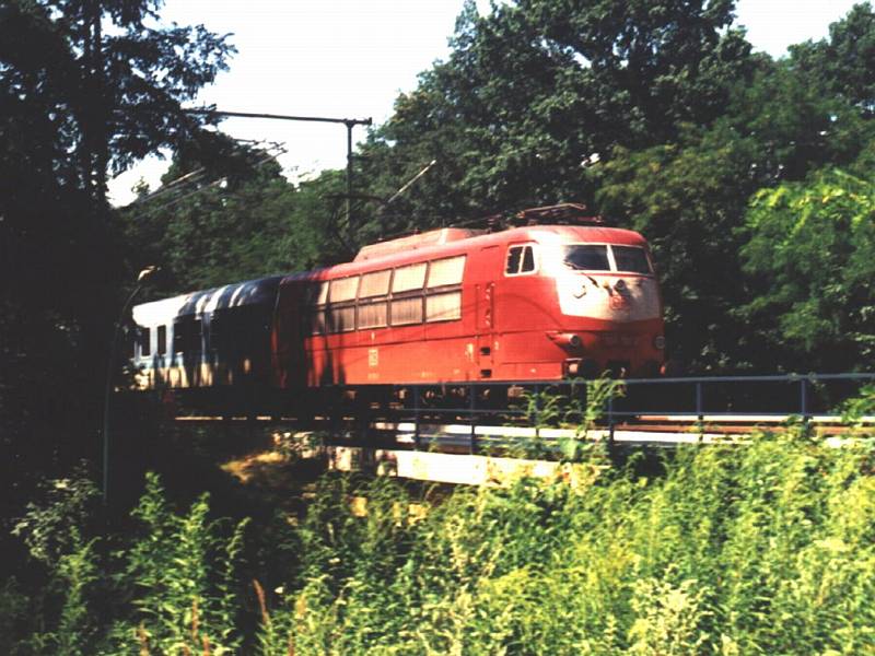 Lok der BR 103 vor einem Interregio bei der Fahrt