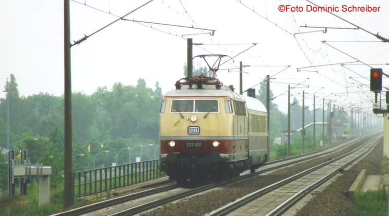 E03 001 mit einem Wagen in TEE bemalung zwischen Albrechtshof