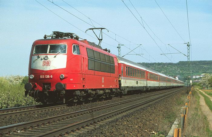103 126-9 am 22.04.2000 bei Bingen/Rhein mit IC 118 Mittenwald