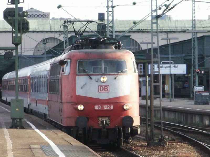 BR 103, unplanmiger Stopp kurz nach Ausfahrt aus Stuttgarter Hbf; die Lok htte dringend eine Reinigung ntig... (24.5.02).