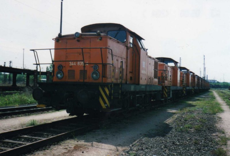 Dieser Lokzug mit BR 344 835-4 und anderen dieser Baureihe.Stand