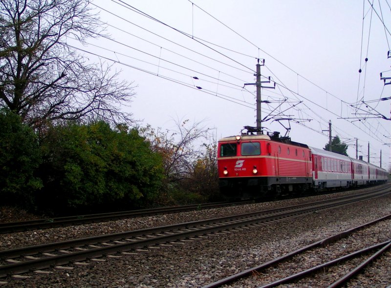 1044 40 ist am nebeligem Morgen mit IC405-Tatran Richtung BRUCK/Leitha