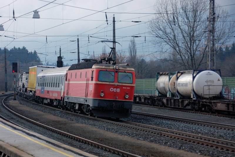 Vor einer RoLa macht sich 1044 094, noch in blutorange,