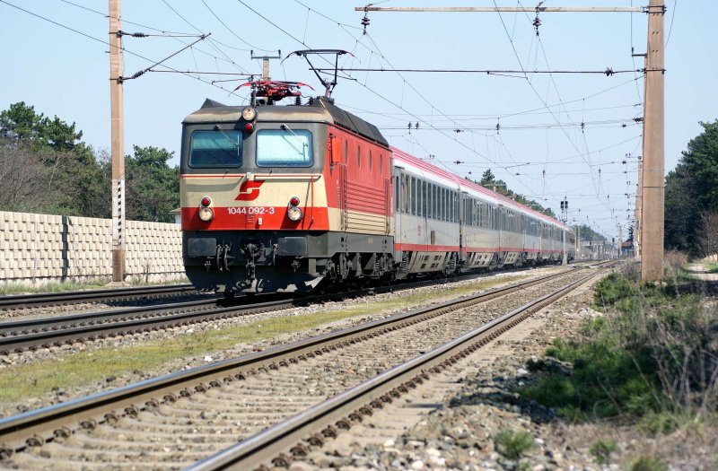 1044 092 f�hrt mit OEC733 Der Warmbaderhof von Wien S�d