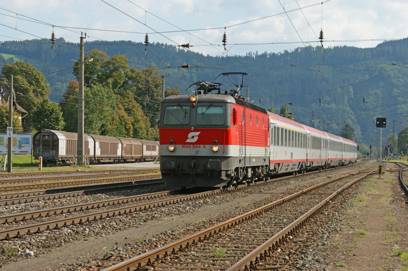 1044 044 09.08.2009 strung on the OEC 256 to Vienna,