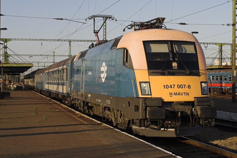 1047 007 bei der Abfahrt in Szolnok mit dem Gyors