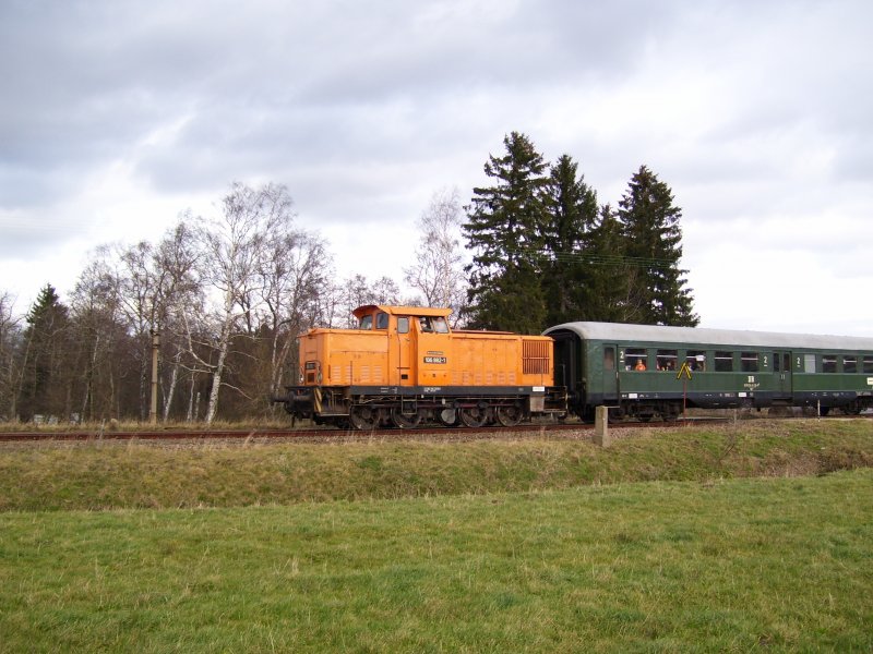 BR 106 992-1 des VSE (Zweitbelegung) schiebt den Sondezug mit 52 8154-8 nach. Hier kurz vor dem Bahnhof Scheibenberg. (16.10.06)