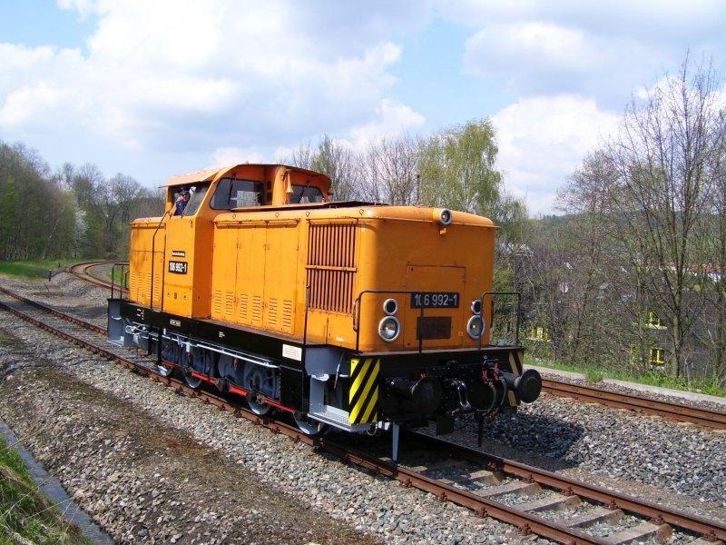 BR 106 992 (Zweitbesetzung) bei der Fahrzeugparade des VSE-Schwarzenberg am 30.05.08.