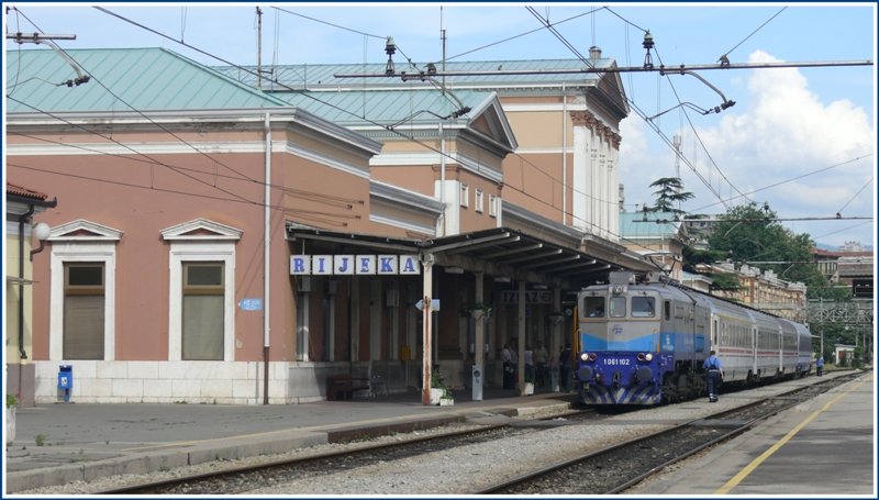 Zug 700 mit 1061 102 aus Zagreb ist in Rijeka