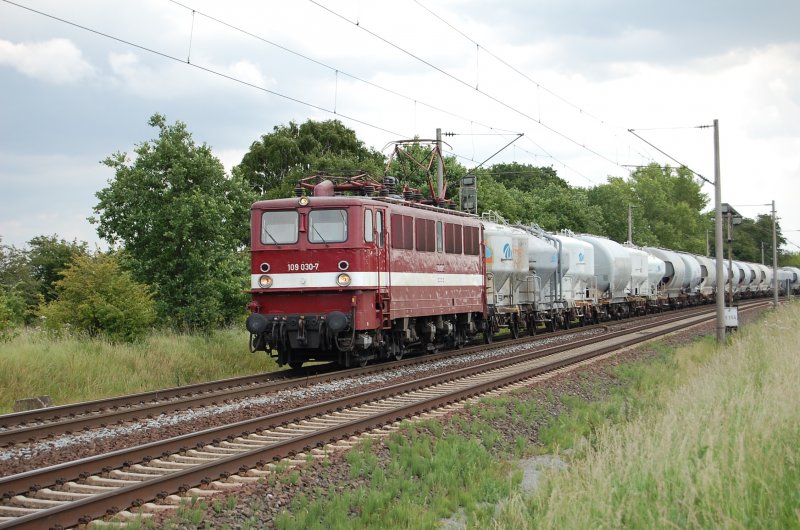 109 030-7 am 19.06.2009 kurz vor �berquerung des Mittellandkanals bei