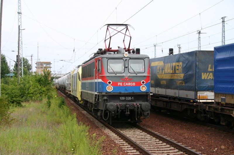 109 028-1 der PE Cargo in Berlin Sch�nefeld am 27.07.05