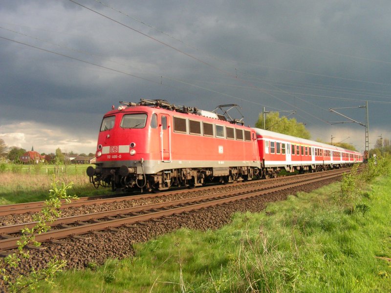 BR 110 466-0 rollt am 1.5.08 um 18:01 Uhr wenige Kilometer nach der Abfahrt in Nienburg (Weser) mit der RB nach Rotenburg (Wmme).