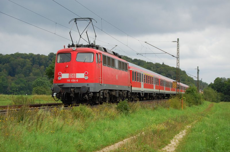 110 454-6 schob am 21.08.07 eine RegionalBahn von Geislingen (Steige)