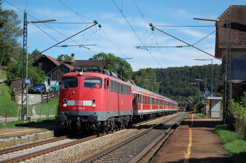 110454-6 stood on 8/24/2007 with a regional train to Geislingen