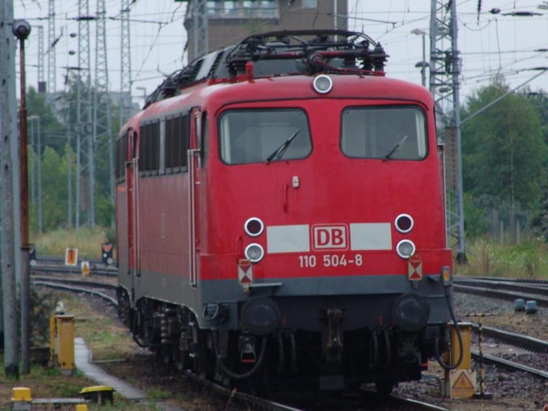 Die 110 504-8 steht im Rostocker Hbf.(25.07.04) 