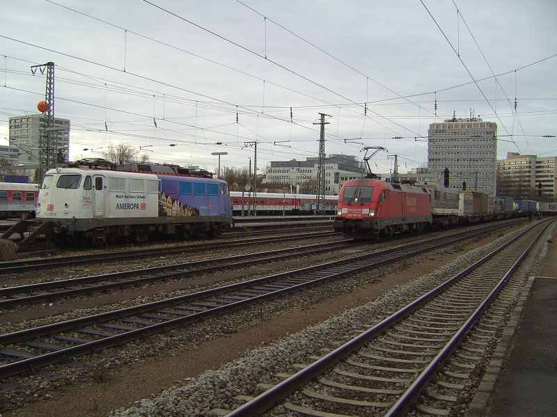Die BR 110 325 mit Ameropa Reklame auf einem Abstellgleis