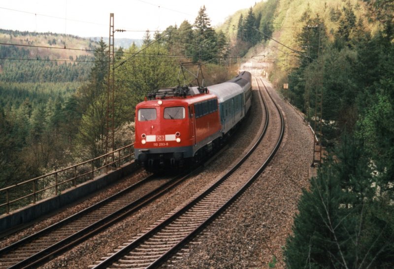 110 293-8 am 2.5.1999 bei Talm�hle.
Strecke: Offenburg/Stuttgart - Konstanz. 