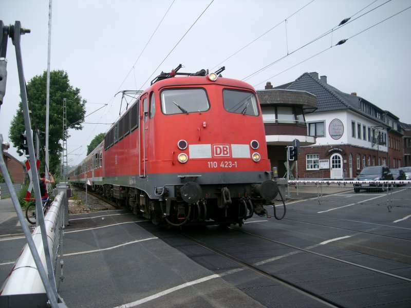 BR 110423-1 with a RE 4 to Aachen in the