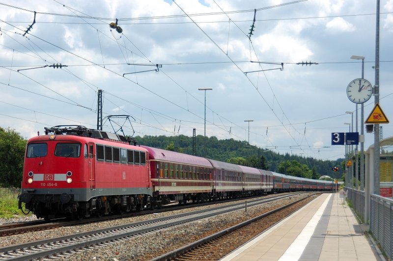 110 454-6 schleppt einen Touristikzug von Ulm kommend zur Geislinger
