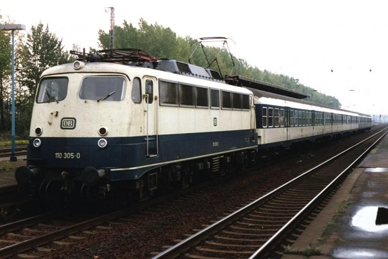 110 305-0 mit Nahverkehrszug 8831 M�nchengladbach-Krefeldbestehende aus f�r mich unbekannte