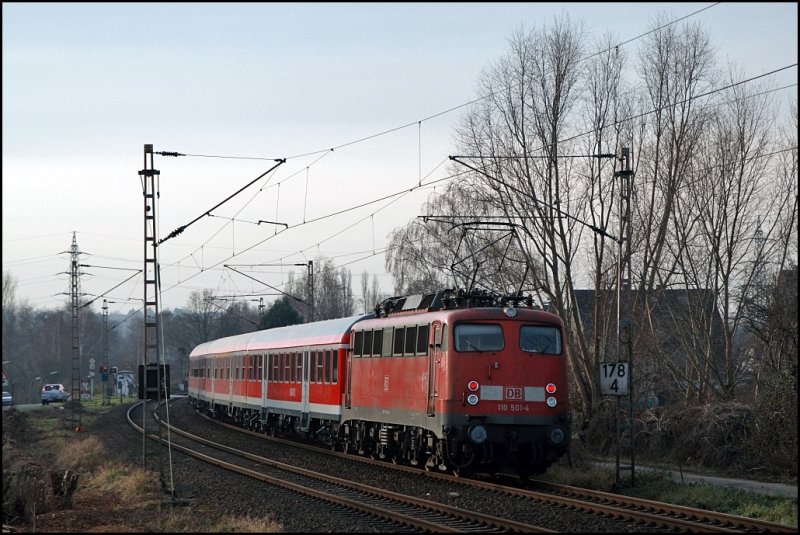 110 501 (9180 6110 501-4 D-DB) schiebt am 01.12.2008 eine
