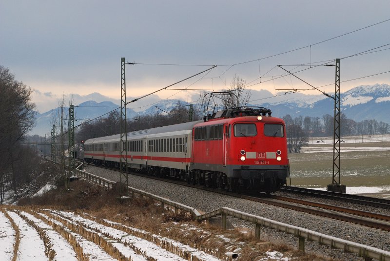 110 343 mit IC 8 bei Gro�karolinenfeld (02.02.2009) 