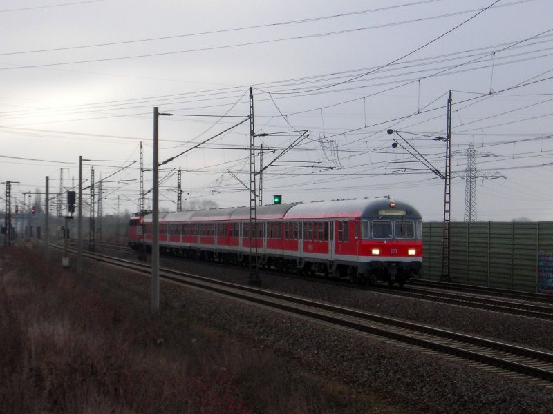 RE HBS-HH in Ahlten mit 110 403 schiebend. 