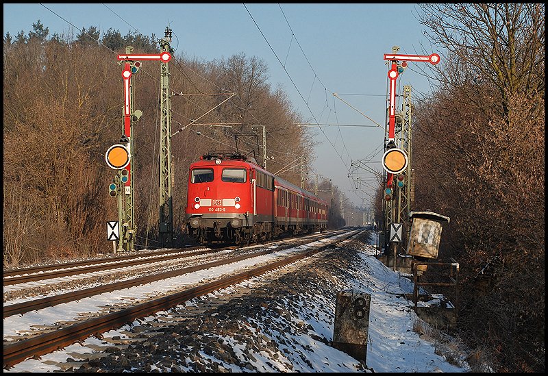 110 483 ist mit ihrer Regionalbahn unterwegs nach Aalen. Aufgenommen